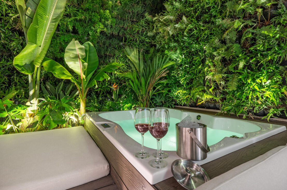 PRIVATE JACUZZIS