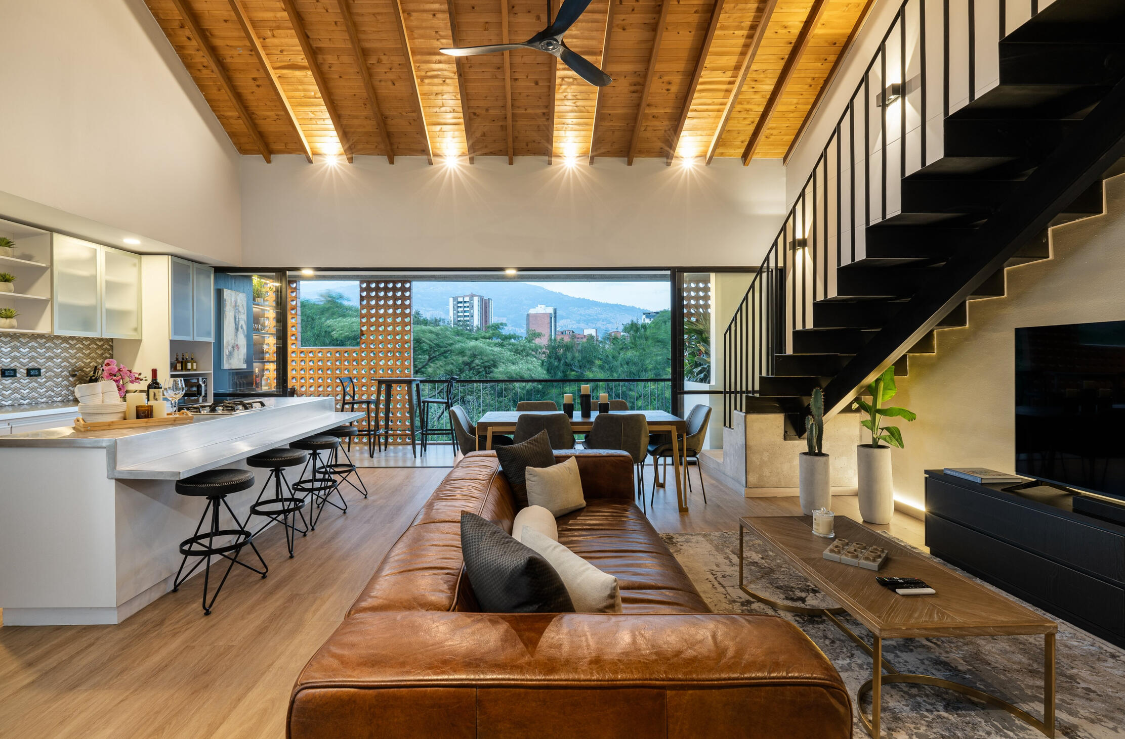 FAST WI-FI &amp; WORKSPACE